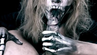 Demon qız qara ağzı ilə xoruz əmmək və cum udmaq.